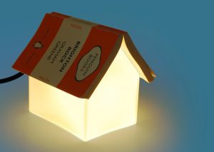 Lámpara con forma de casa y techo de libro