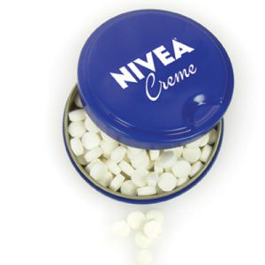 Lata azul de nivea rellena de caramelos