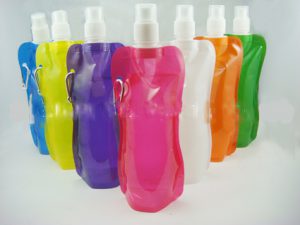 botellas de plástico convertibles de colores