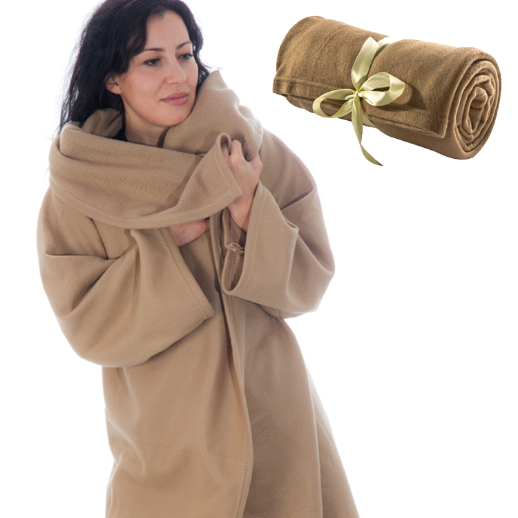 Manta polar de lana con mangas para dar total libertad de movimiento.