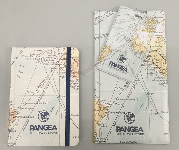 Set de viaje compuesto por bloc de notas, identificador de maletas y portadocumentos Pangea.