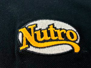 Polo con el logo Nutro