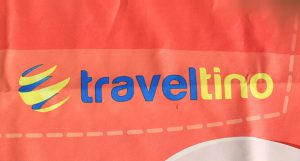 Logo traveltino en toalla