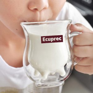 Niño bebiendo leche de una taza de regalo promocional de Ecuprec